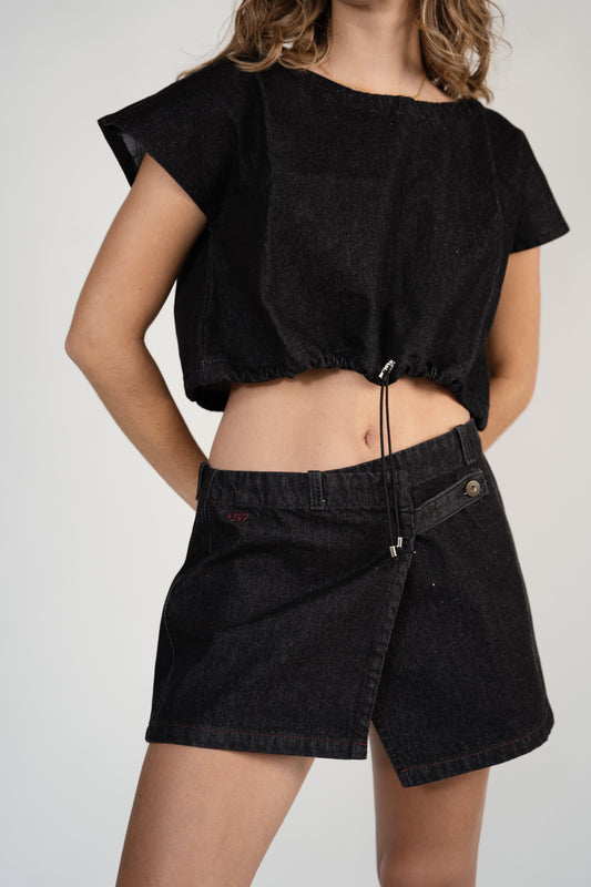 BLACK ESSENTIAL CROP TOP