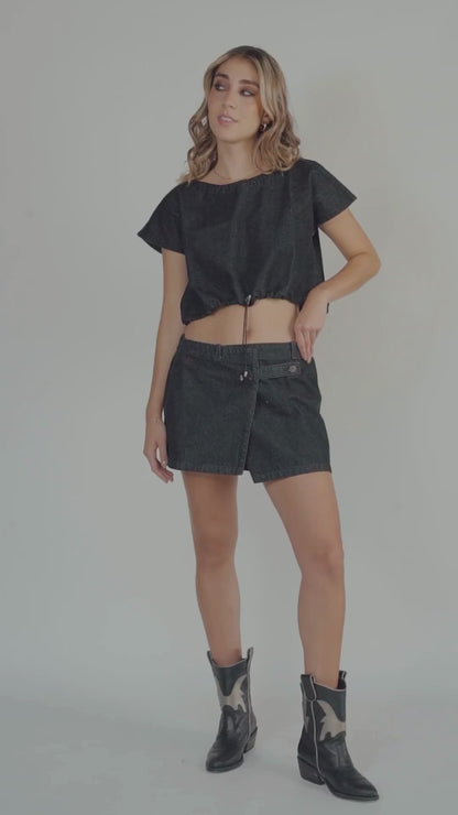 BLACK ESSENTIAL CROP TOP